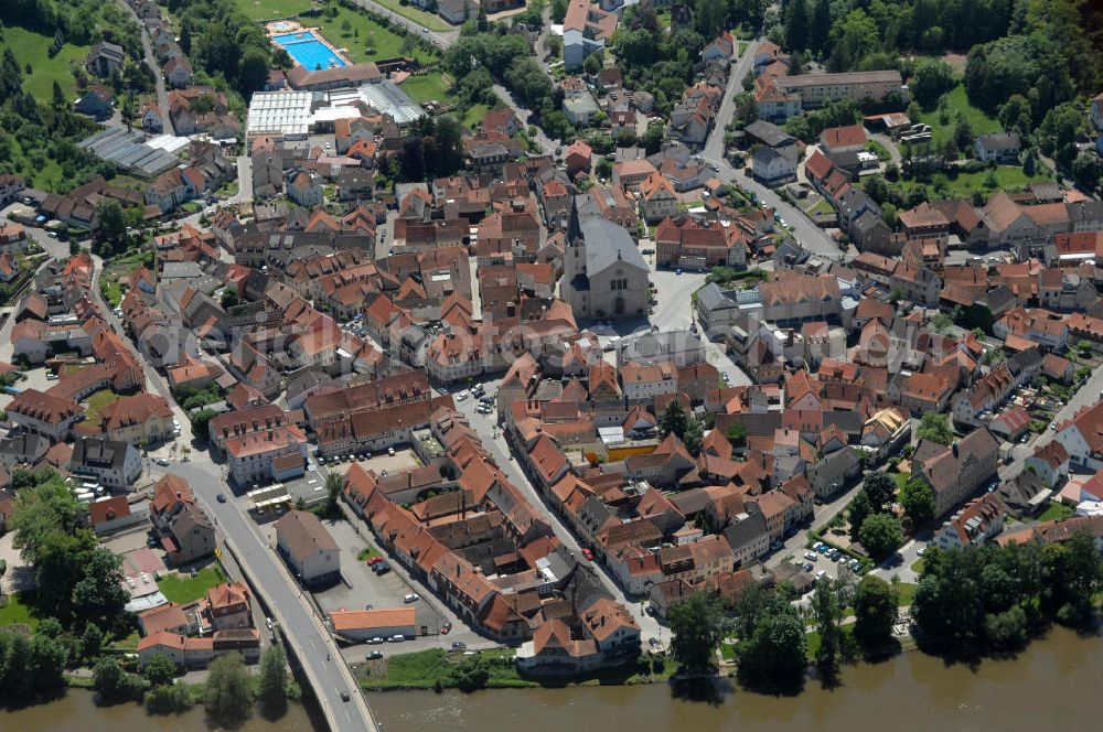 Aerial image Eltmann - Main-Flussverlauf bei Eltmann mit Stadtansicht.