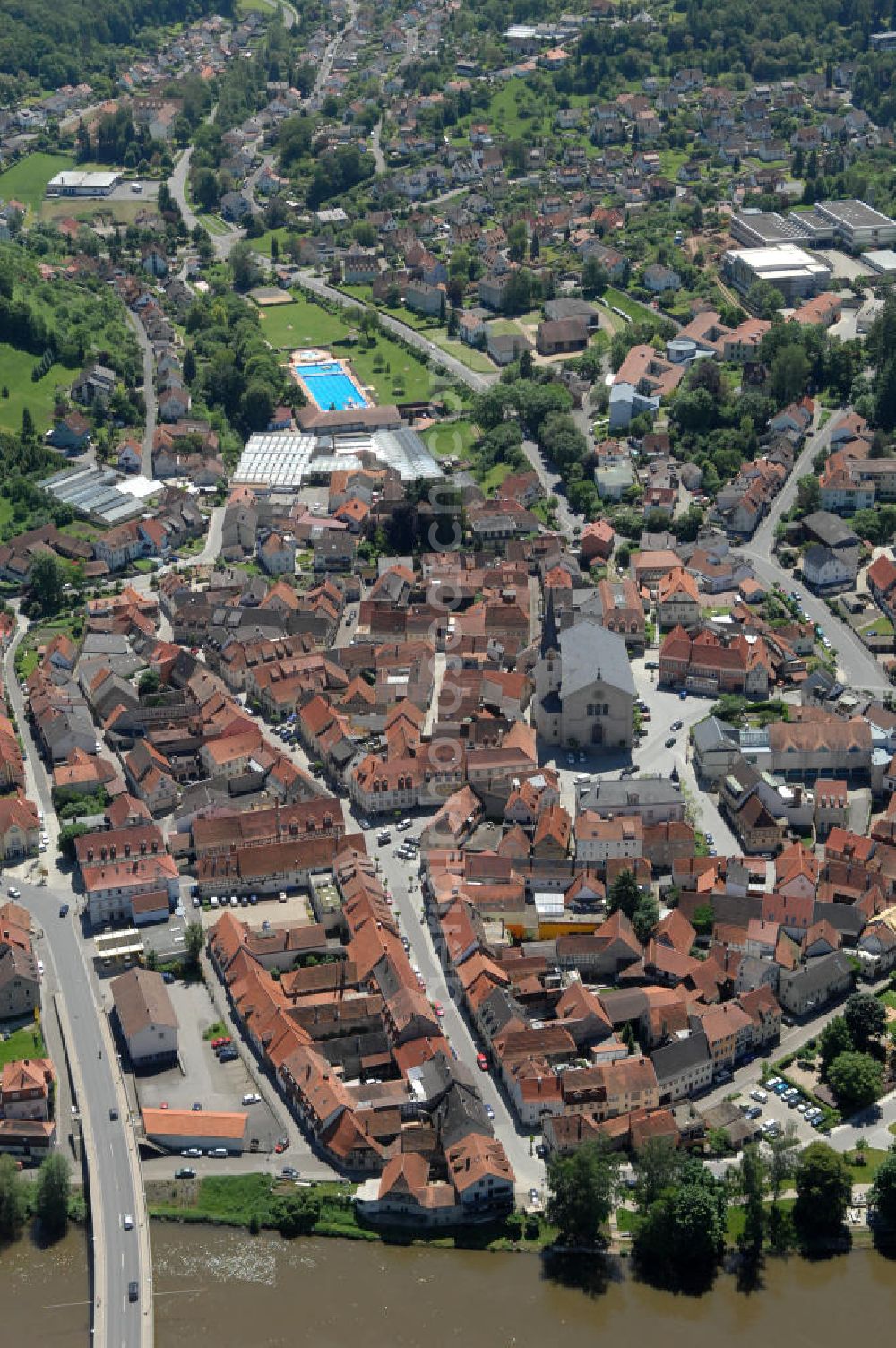 Aerial photograph Eltmann - Main-Flussverlauf bei Eltmann mit Stadtansicht.