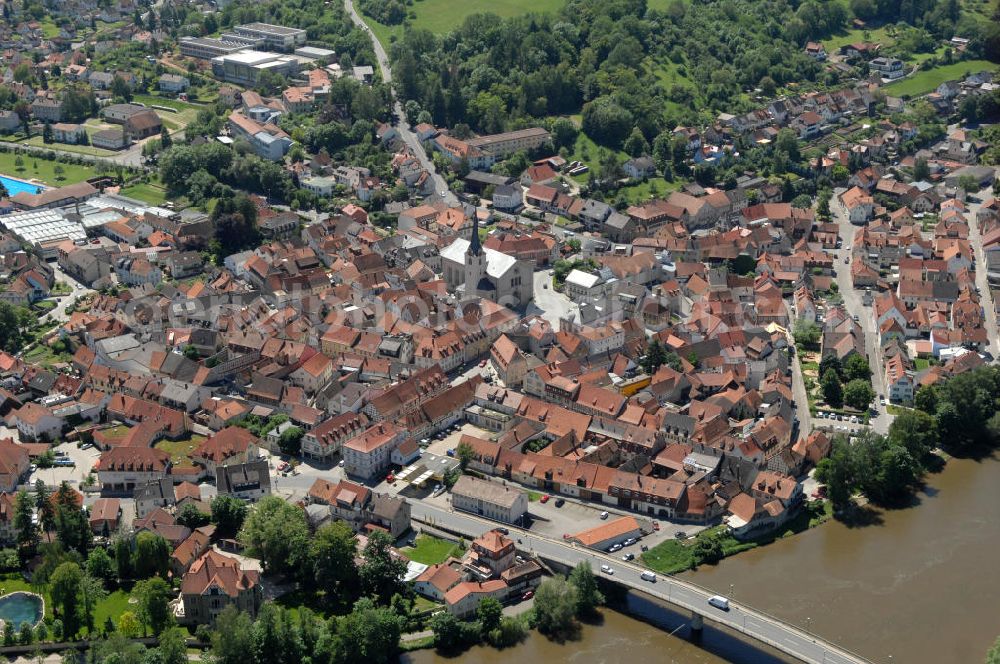 Aerial image Eltmann - Main-Flussverlauf bei Eltmann mit Stadtansicht.