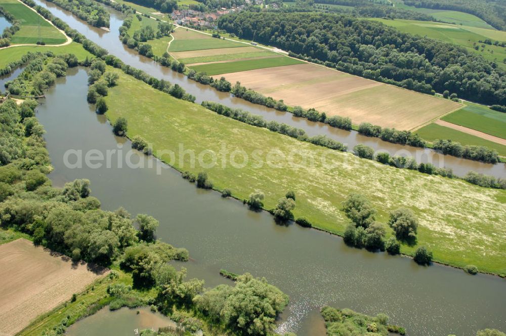 Eschenbach from the bird's eye view: Main-Flussverlauf mit Altarm bei Eschenbach.