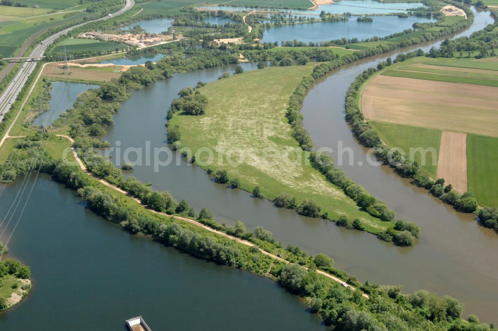 Eschenbach from the bird's eye view: Main-Flussverlauf mit Altarm bei Eschenbach.