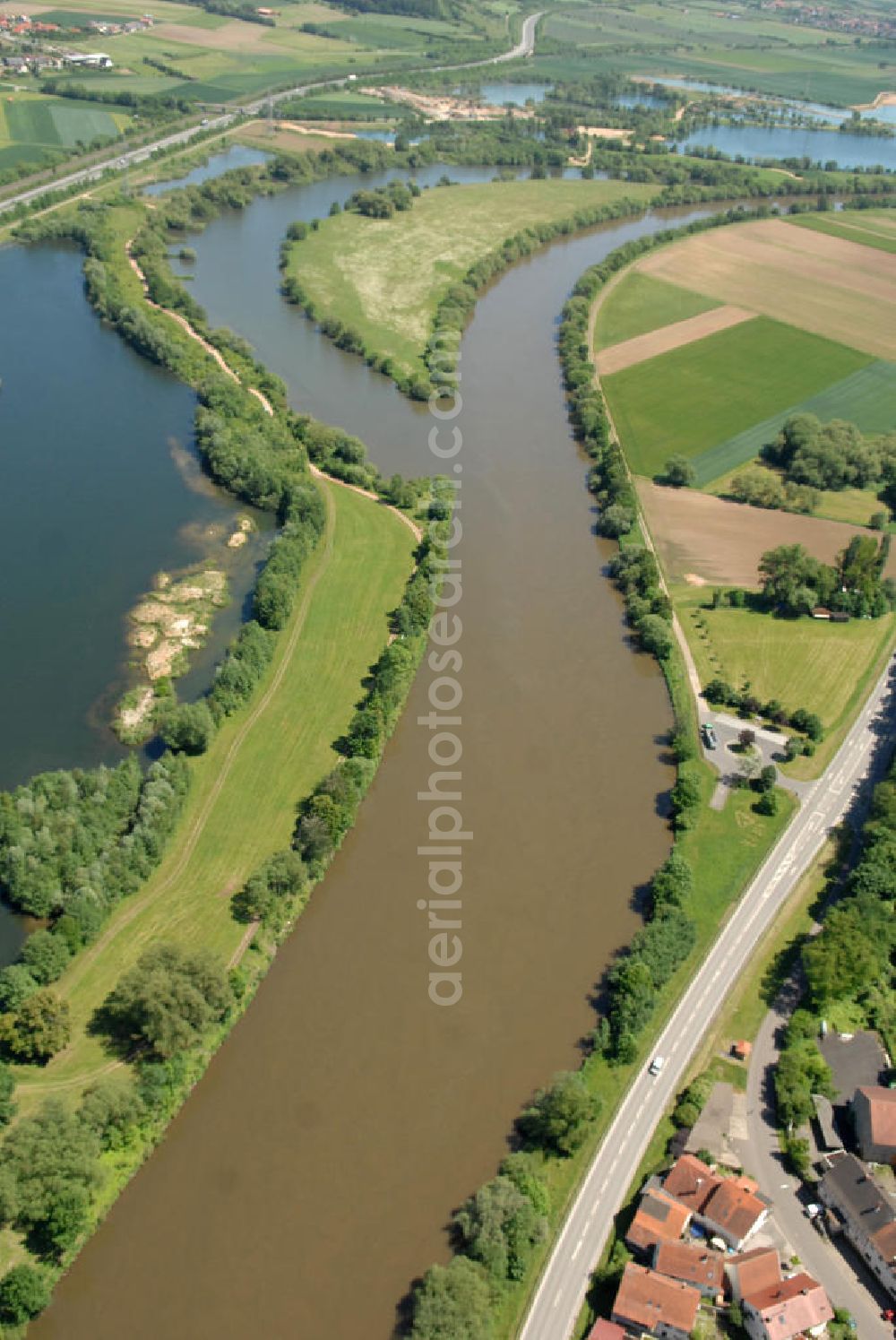 Eschenbach from the bird's eye view: Main-Flussverlauf mit Altarm bei Eschenbach.