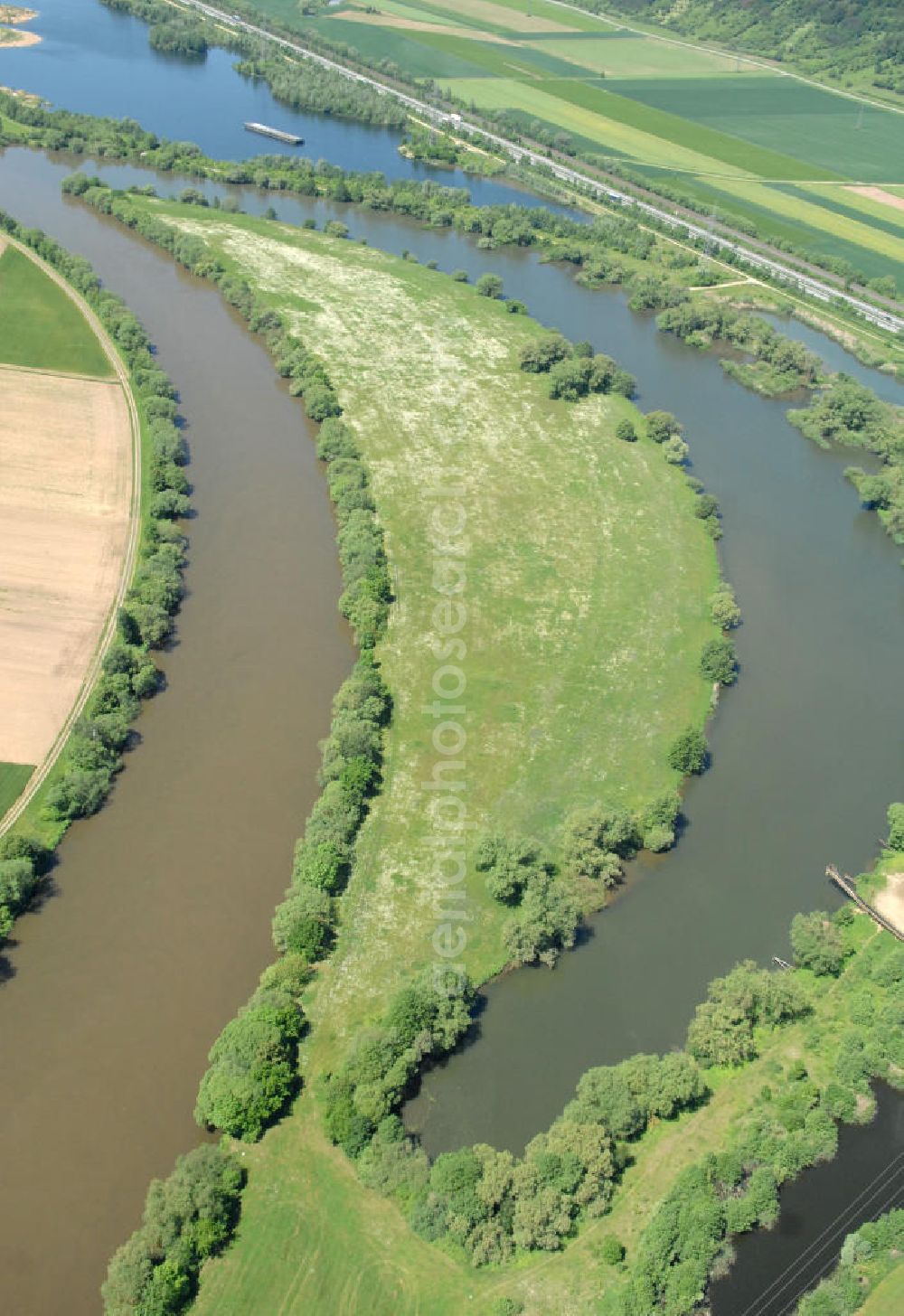 Eschenbach from the bird's eye view: Main-Flussverlauf mit Altarm bei Eschenbach.