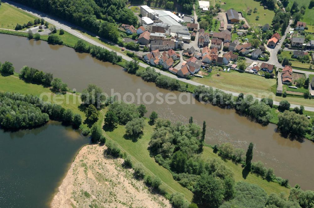 Aerial image Eschenbach - Main-Flussverlauf mit Baggersee bei Eschenbach.