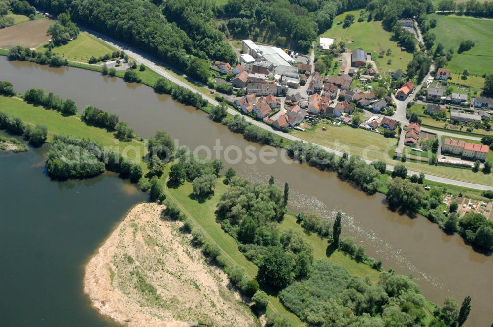 Aerial photograph Eschenbach - Main-Flussverlauf mit Baggersee bei Eschenbach.