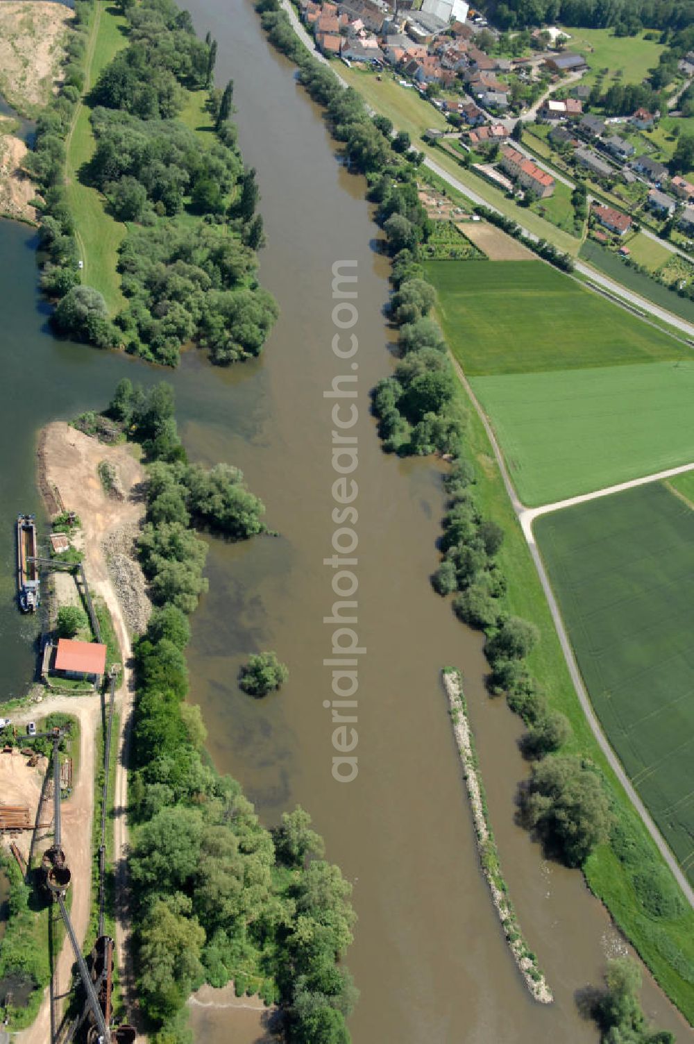 Eschenbach from the bird's eye view: Main-Flussverlauf Richtung Osten.