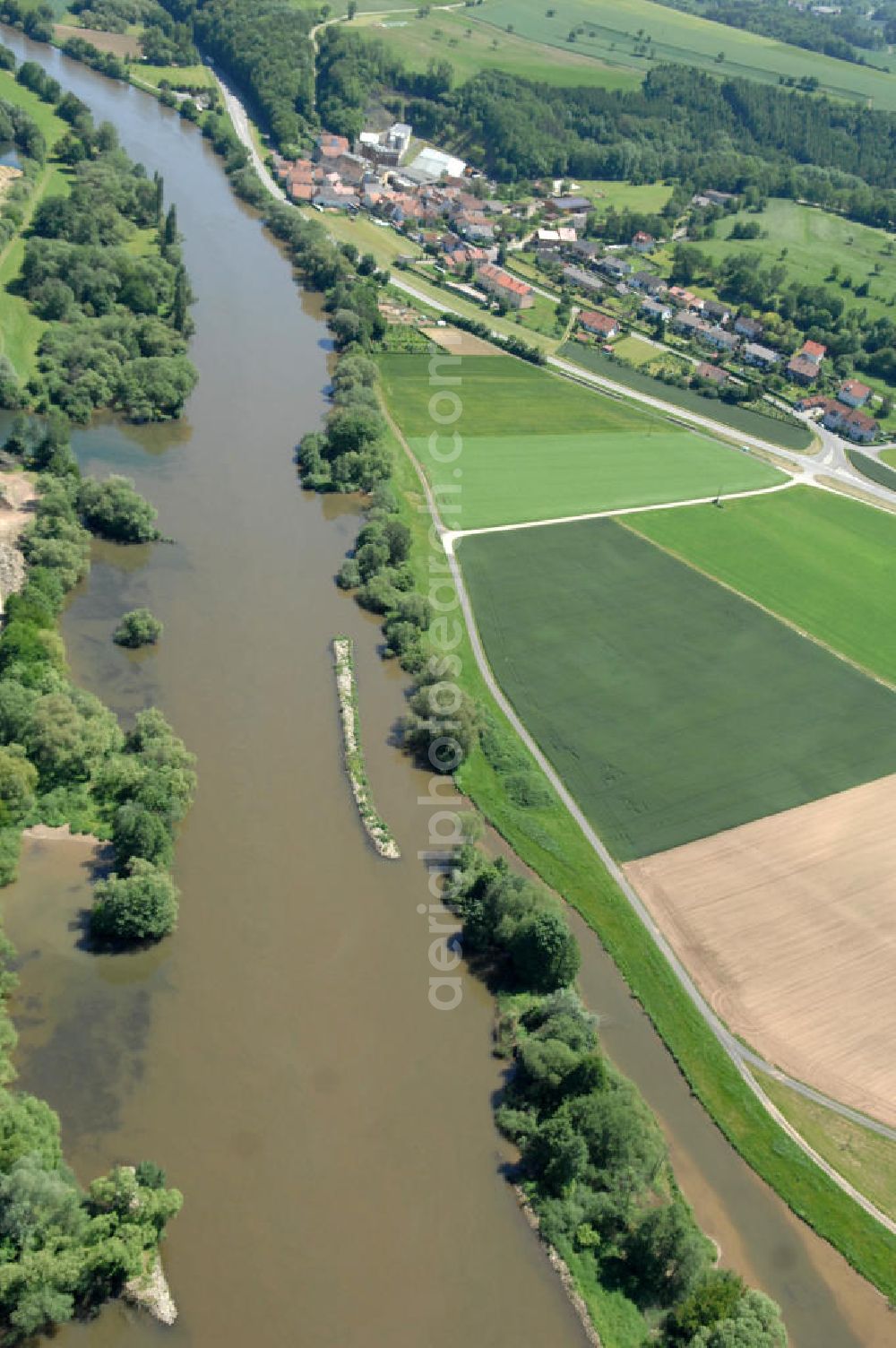 Aerial photograph Eschenbach - Main-Flussverlauf Richtung Osten.