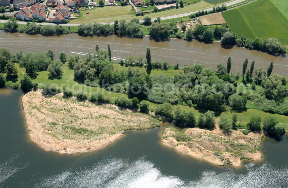 Aerial photograph Eschenbach - Main-Flussverlauf mit Baggersee bei Eschenbach.