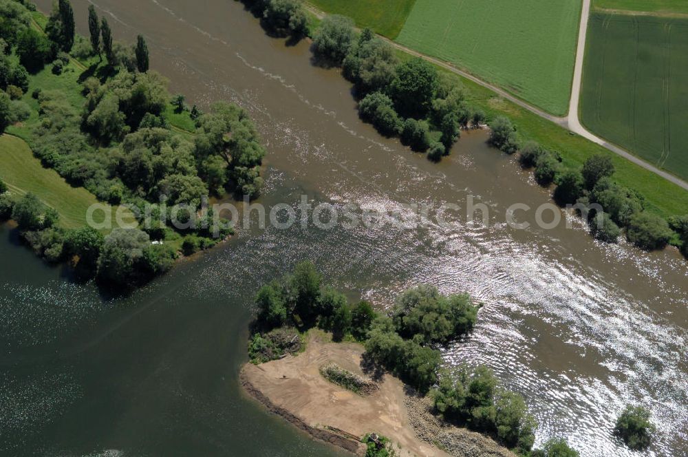 Eschenbach from the bird's eye view: Main-Flussverlauf mit Baggersee bei Eschenbach.