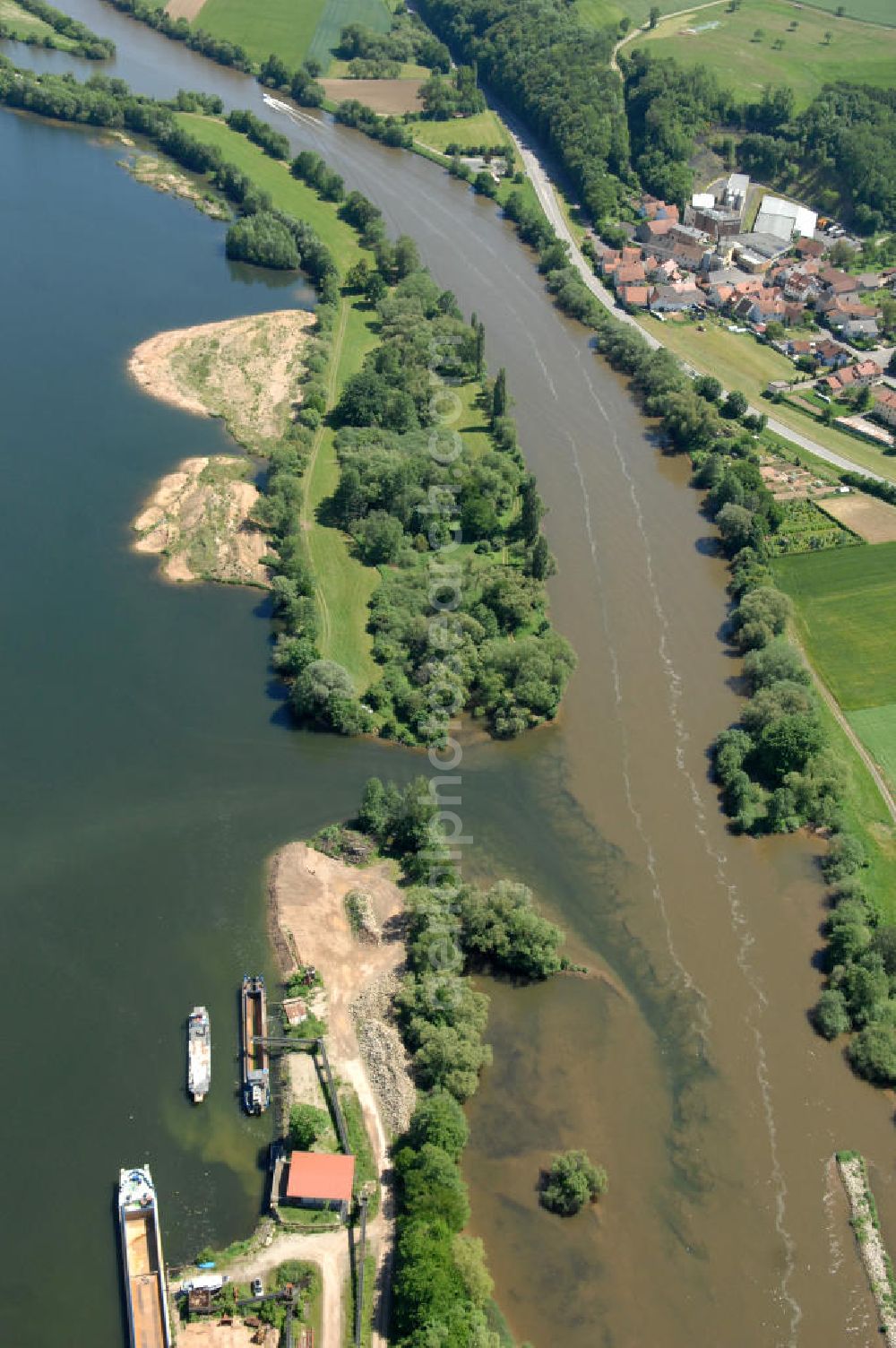 Aerial photograph Eschenbach - Main-Flussverlauf Richtung Osten.