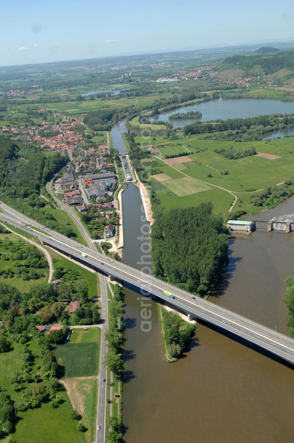 Limbach from the bird's eye view: Main-Flussverlauf mit Schleuse und Mainstau bei Limbach.