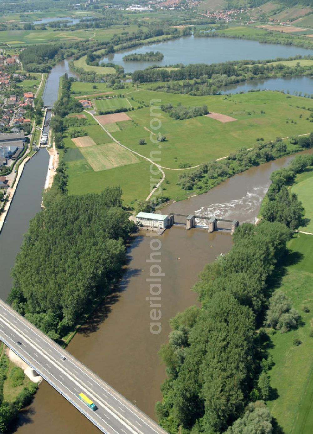 Aerial photograph Limbach - Main-Flussverlauf mit Schleuse und Mainstau bei Limbach.