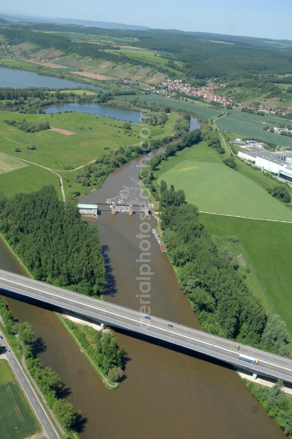 Limbach from the bird's eye view: Main-Flussverlauf Richtung Westen nahe der Autobahn A 70 mit Brücke.