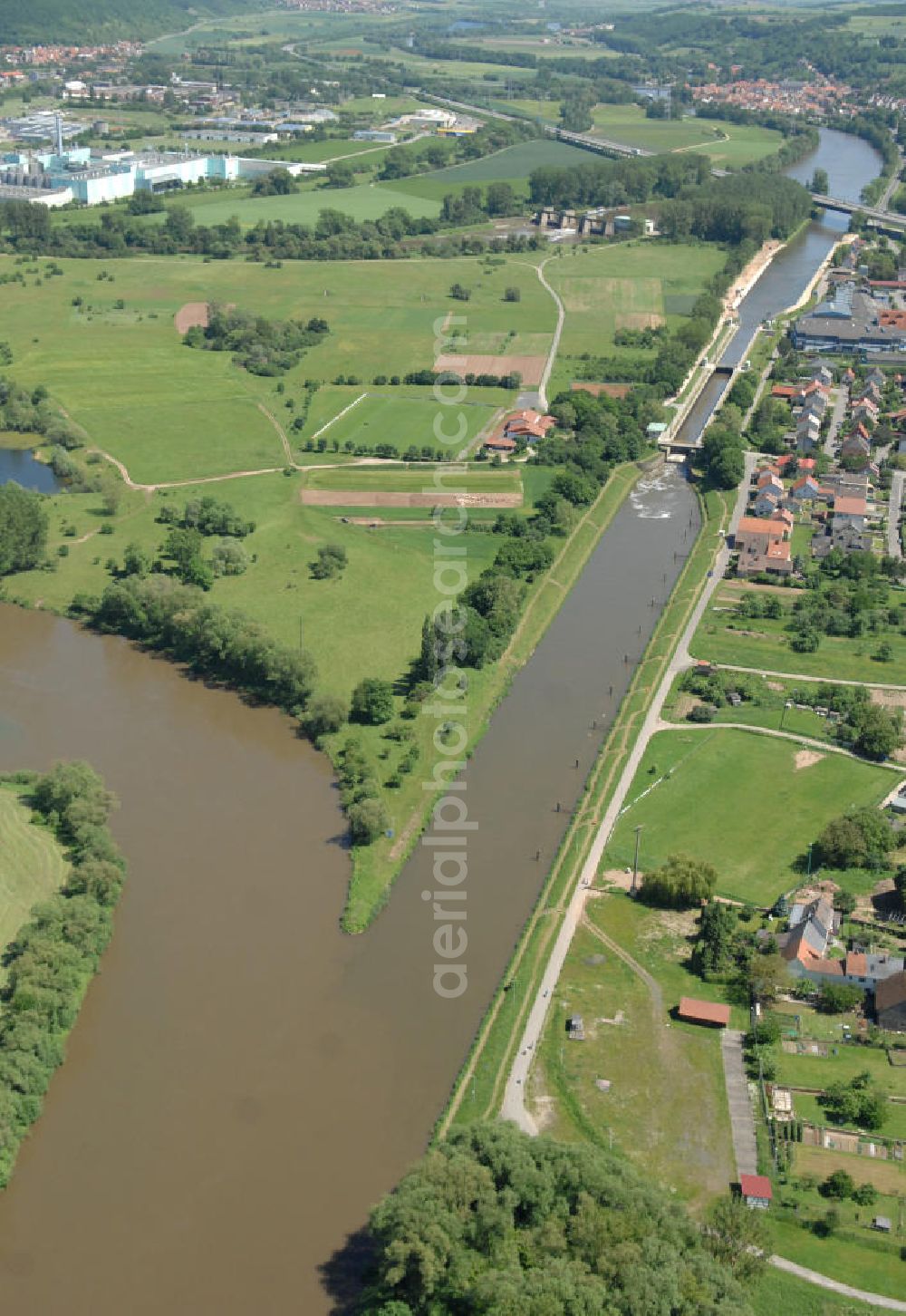 Limbach from the bird's eye view: Main-Flussverlauf mit der Schleuse Limbach.