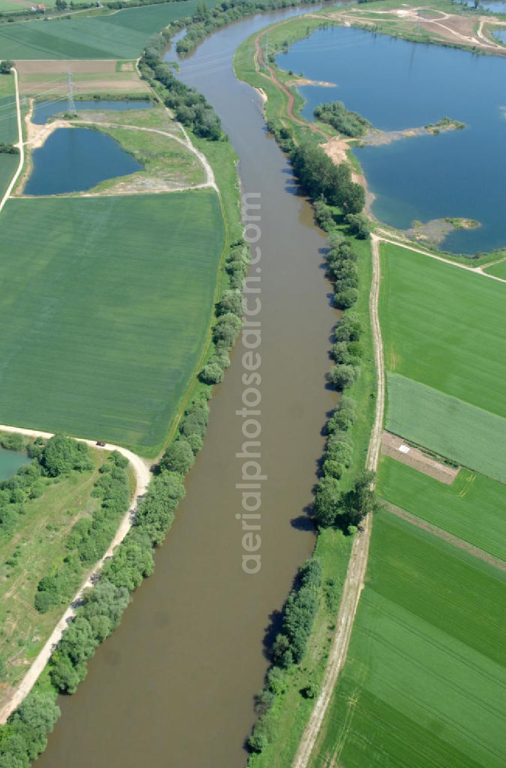 Roßstadt from the bird's eye view: Main-Flussverlauf bei Roßstadt.