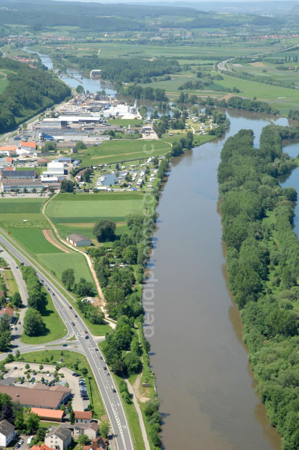 Trosdorf from above - Main-Flussverlauf am Industriegebiet Trosdorf in Richtung Westen.