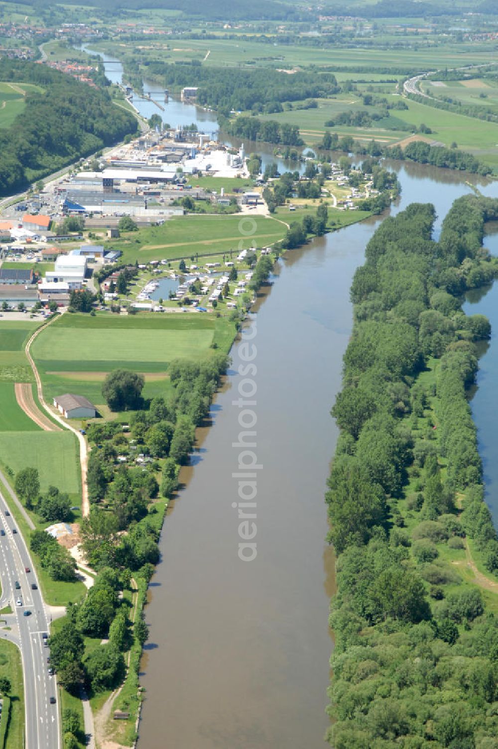 Trosdorf from the bird's eye view: Main-Flussverlauf am Industriegebiet Trosdorf in Richtung Westen.