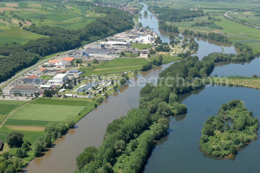 Aerial image Trosdorf - Main-Flussverlauf am Industriegebiet Trosdorf in Richtung Westen.