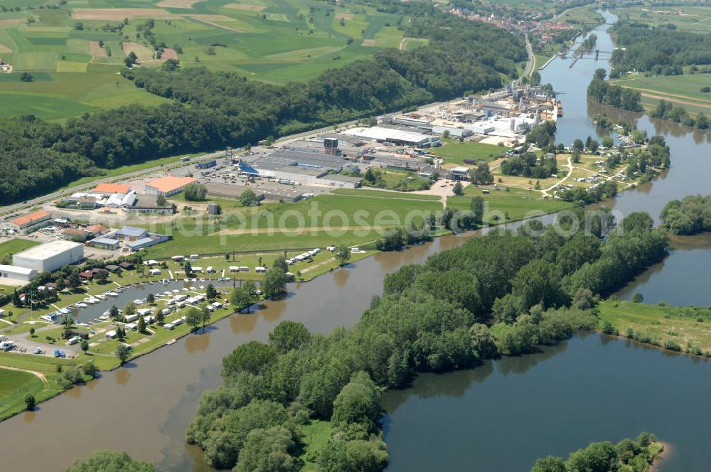 Aerial photograph Trosdorf - Main-Flussverlauf am Industriegebiet Trosdorf in Richtung Westen.