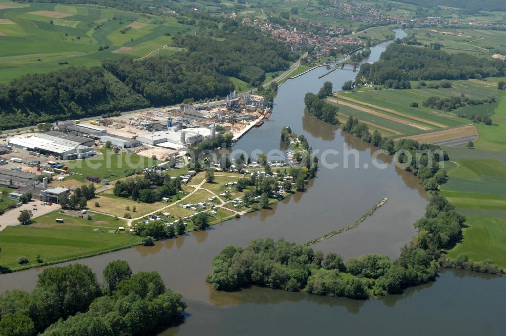 Trosdorf from the bird's eye view: Main-Flussverlauf am Industriegebiet Trosdorf in Richtung Westen.