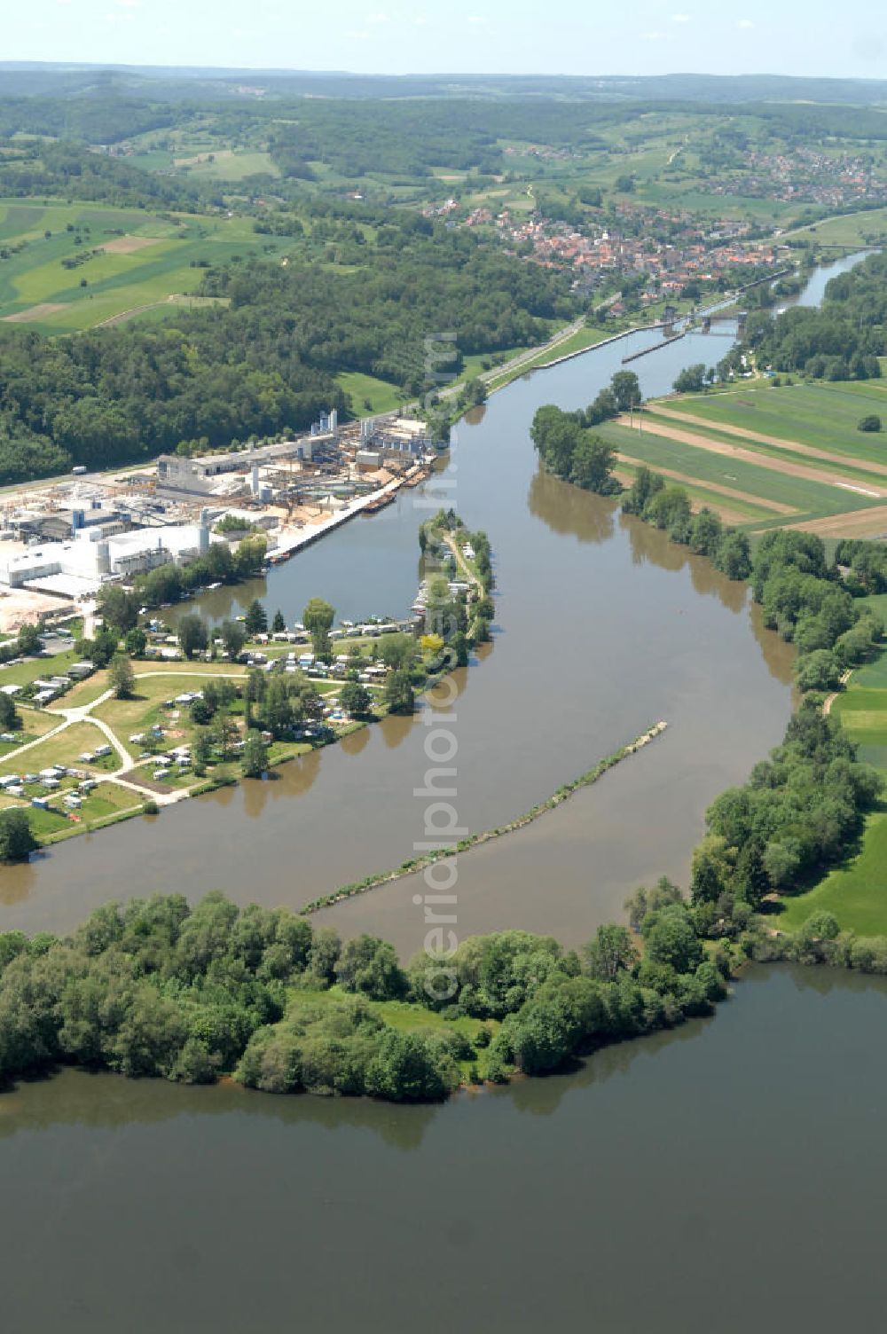 Aerial image Trosdorf - Main-Flussverlauf am Industriegebiet Trosdorf in Richtung Westen.