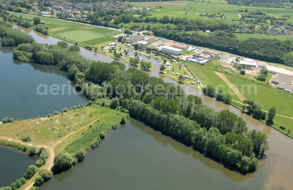 Trosdorf from above - Main-Flussverlauf am Industriegebiet Trosdorf.