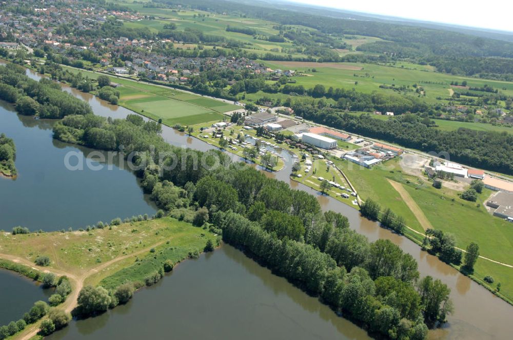 Trosdorf from the bird's eye view: Main-Flussverlauf am Industriegebiet Trosdorf.