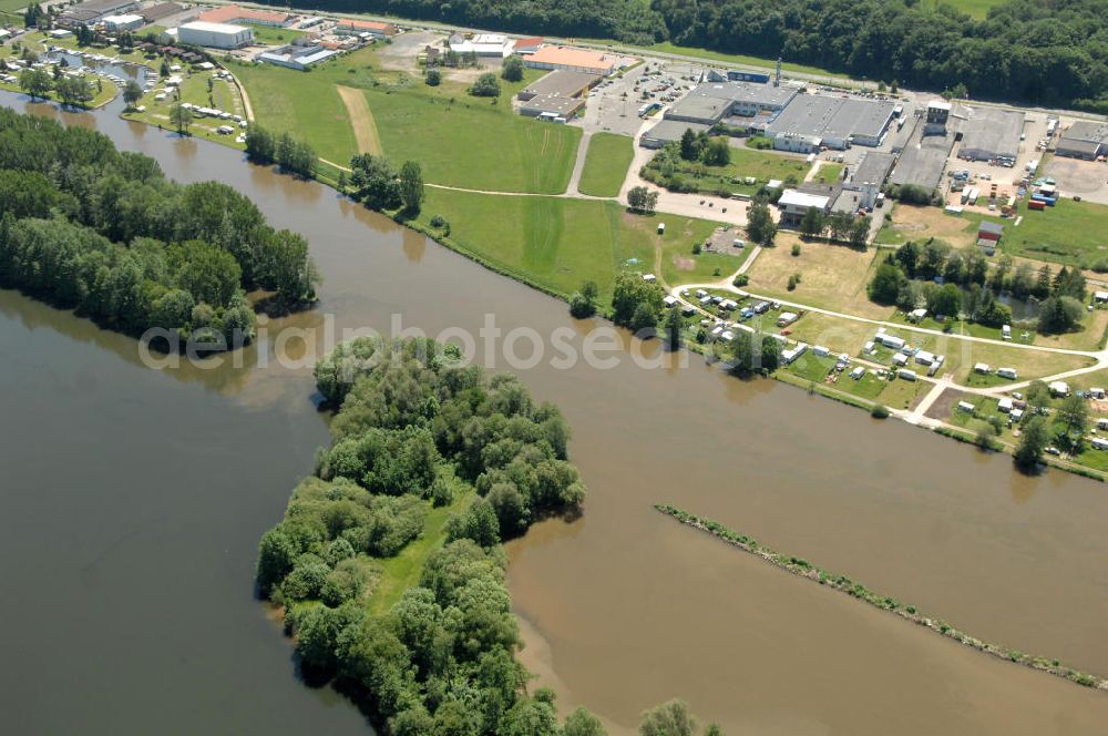 Aerial image Trosdorf - Main-Flussverlauf am Industriegebiet Trosdorf.