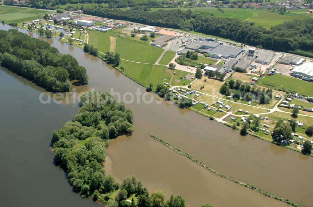 Aerial photograph Trosdorf - Main-Flussverlauf am Industriegebiet Trosdorf.