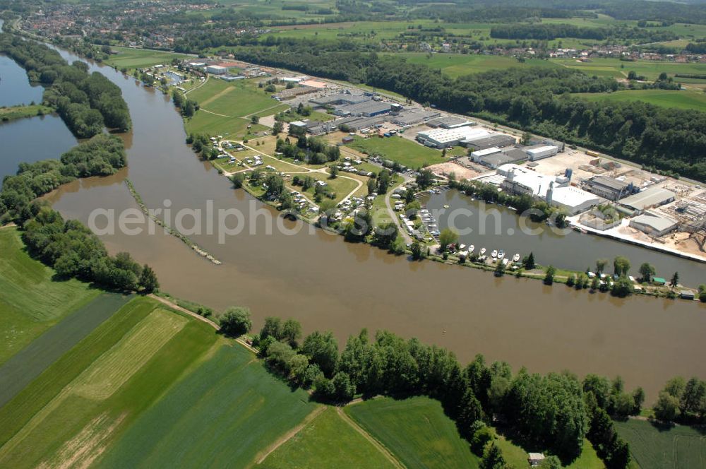 Trosdorf from the bird's eye view: Main-Flussverlauf am Industriegebiet Trosdorf.