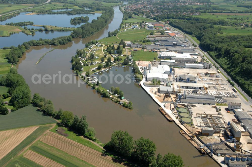 Aerial image Trosdorf - Main-Flussverlauf am Industriegebiet Trosdorf in Richtung Osten.