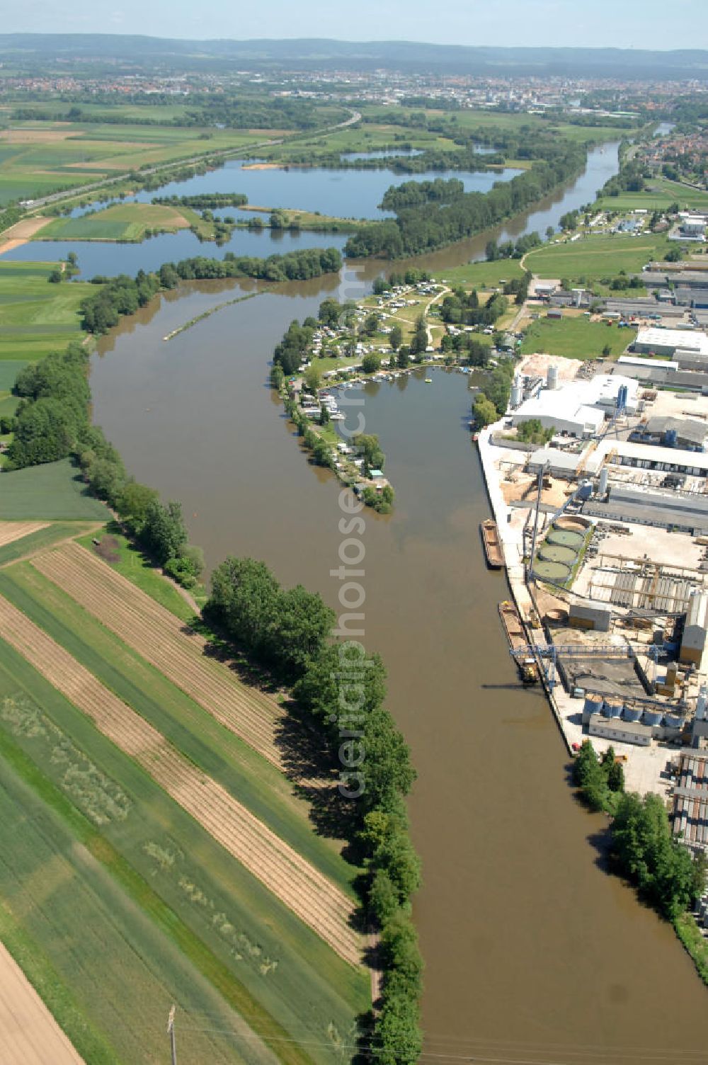 Aerial photograph Trosdorf - Main-Flussverlauf am Industriegebiet Trosdorf in Richtung Osten.