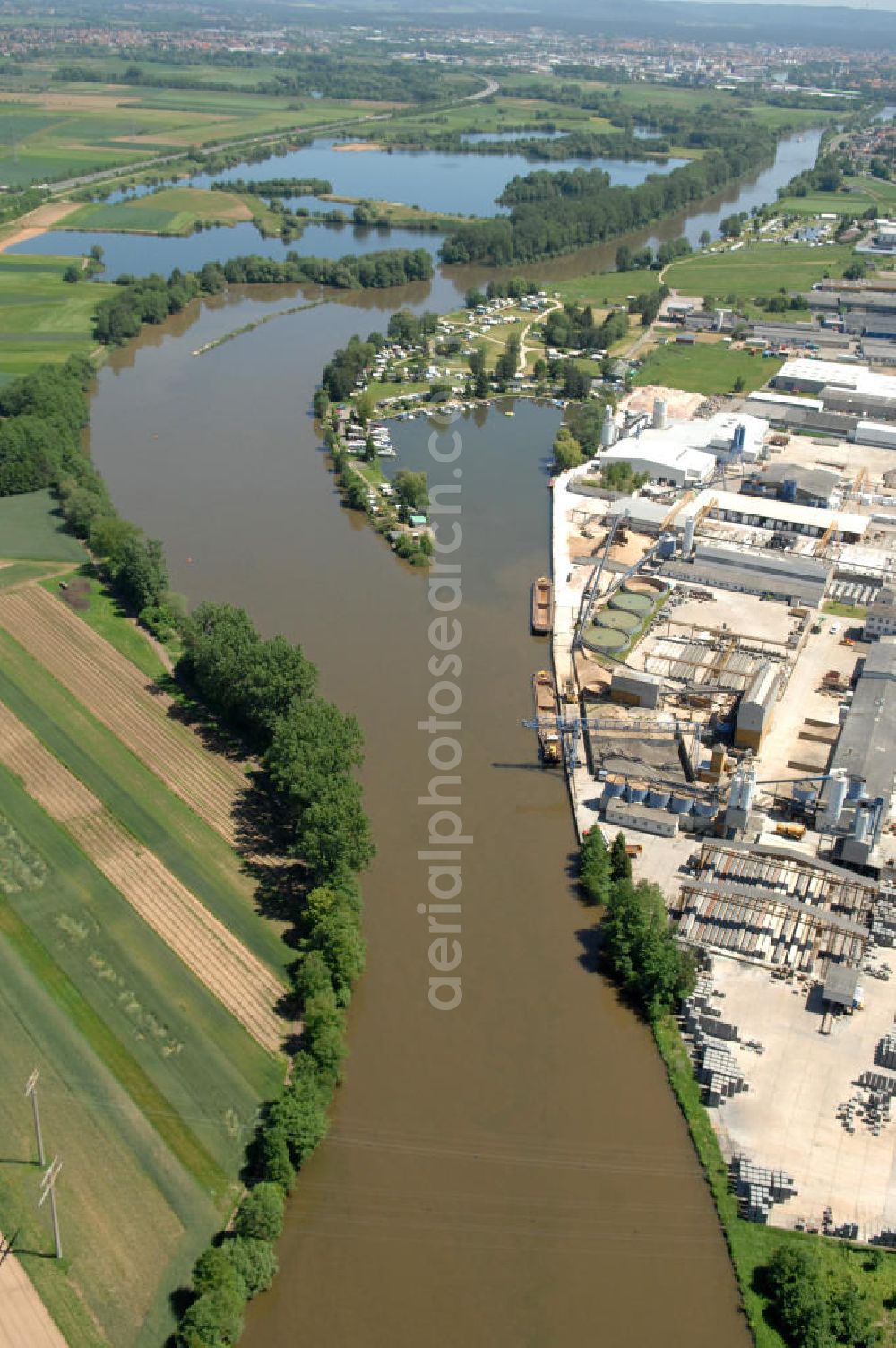 Trosdorf from above - Main-Flussverlauf am Industriegebiet Trosdorf in Richtung Osten.