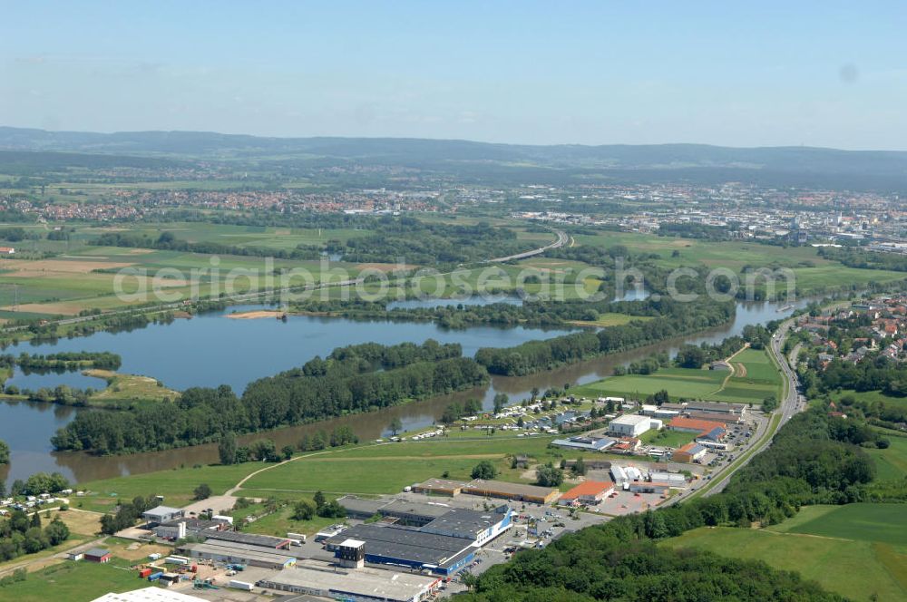 Trosdorf from the bird's eye view: Main-Flussverlauf am Industriegebiet Trosdorf in Richtung Osten.