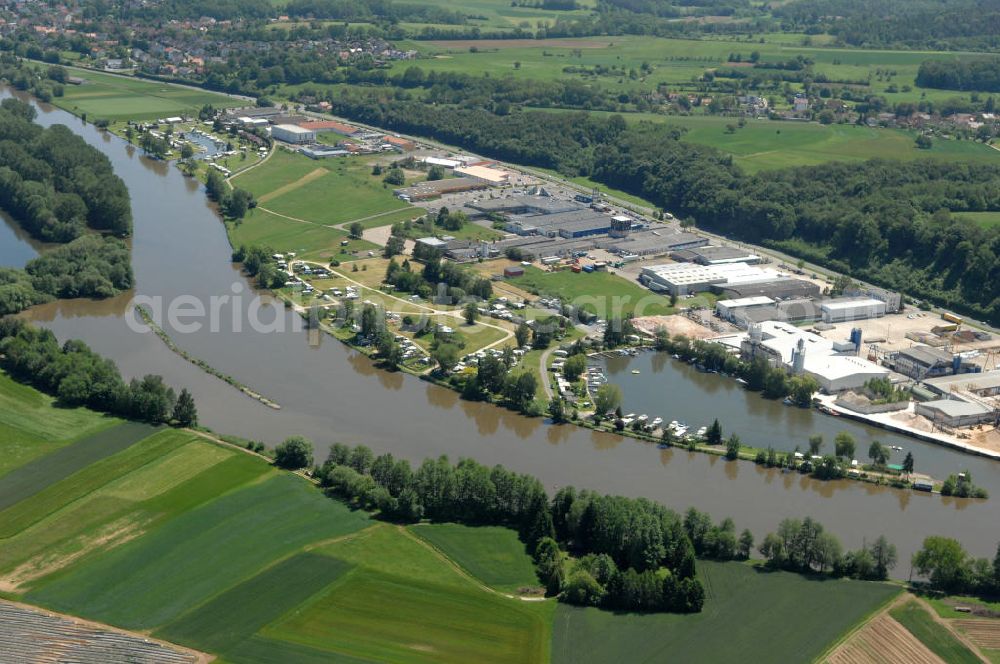 Aerial photograph Trosdorf - Main-Flussverlauf am Industriegebiet Trosdorf in Richtung Osten.