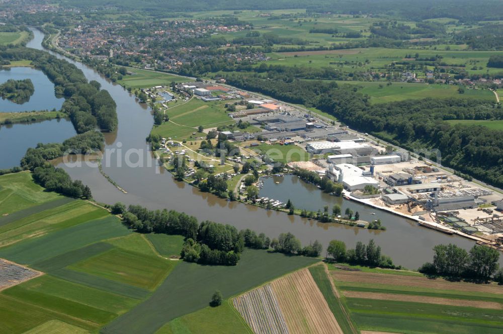 Trosdorf from above - Main-Flussverlauf am Industriegebiet Trosdorf in Richtung Osten.