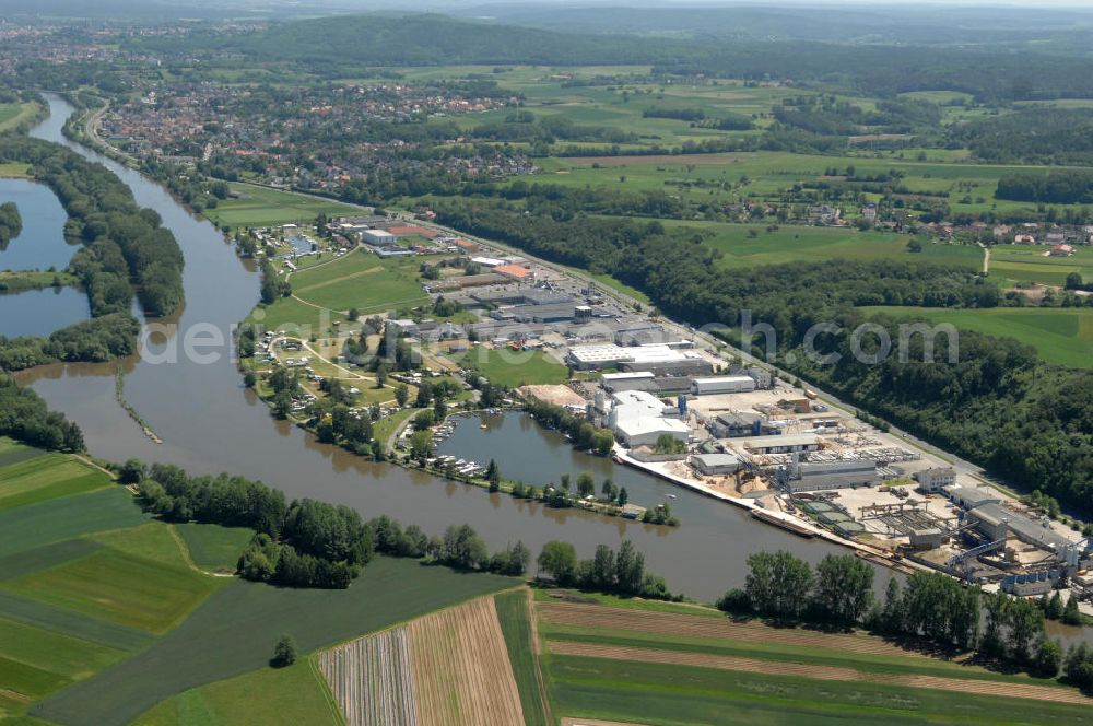 Trosdorf from the bird's eye view: Main-Flussverlauf am Industriegebiet Trosdorf in Richtung Osten.