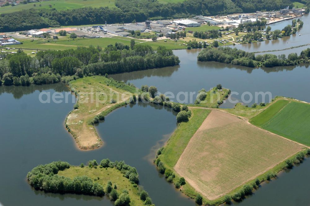 Trosdorf from above - Main-Flussverlauf am Industriegebiet Trosdorf.