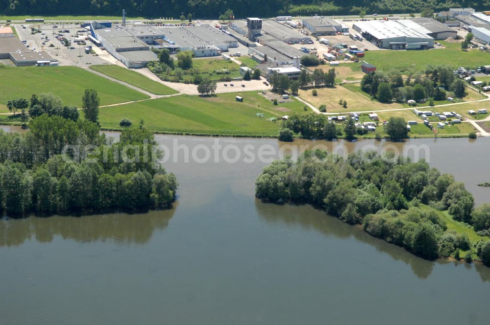 Trosdorf from the bird's eye view: Main-Flussverlauf am Industriegebiet Trosdorf.