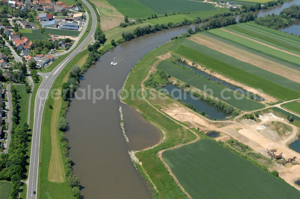 Trunstadt from the bird's eye view: Main-Flussverlauf bei Trunstadt Richtung Nordwesten.