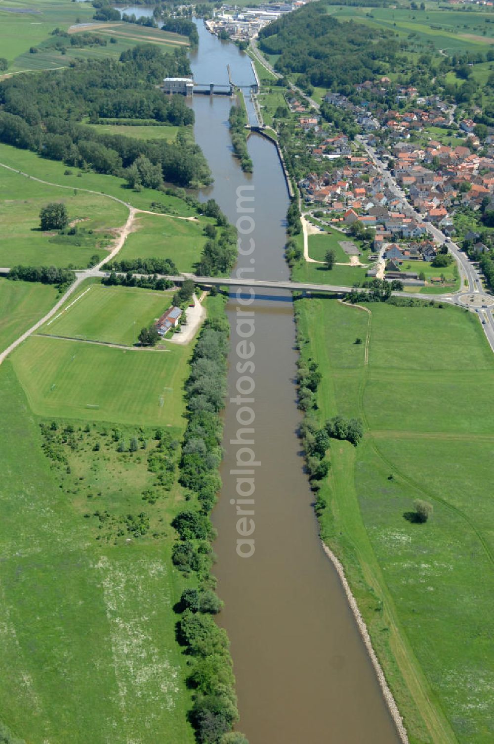 Trunstadt from the bird's eye view: Main-Flussverlauf bei Trunstadt Richtung Osten.