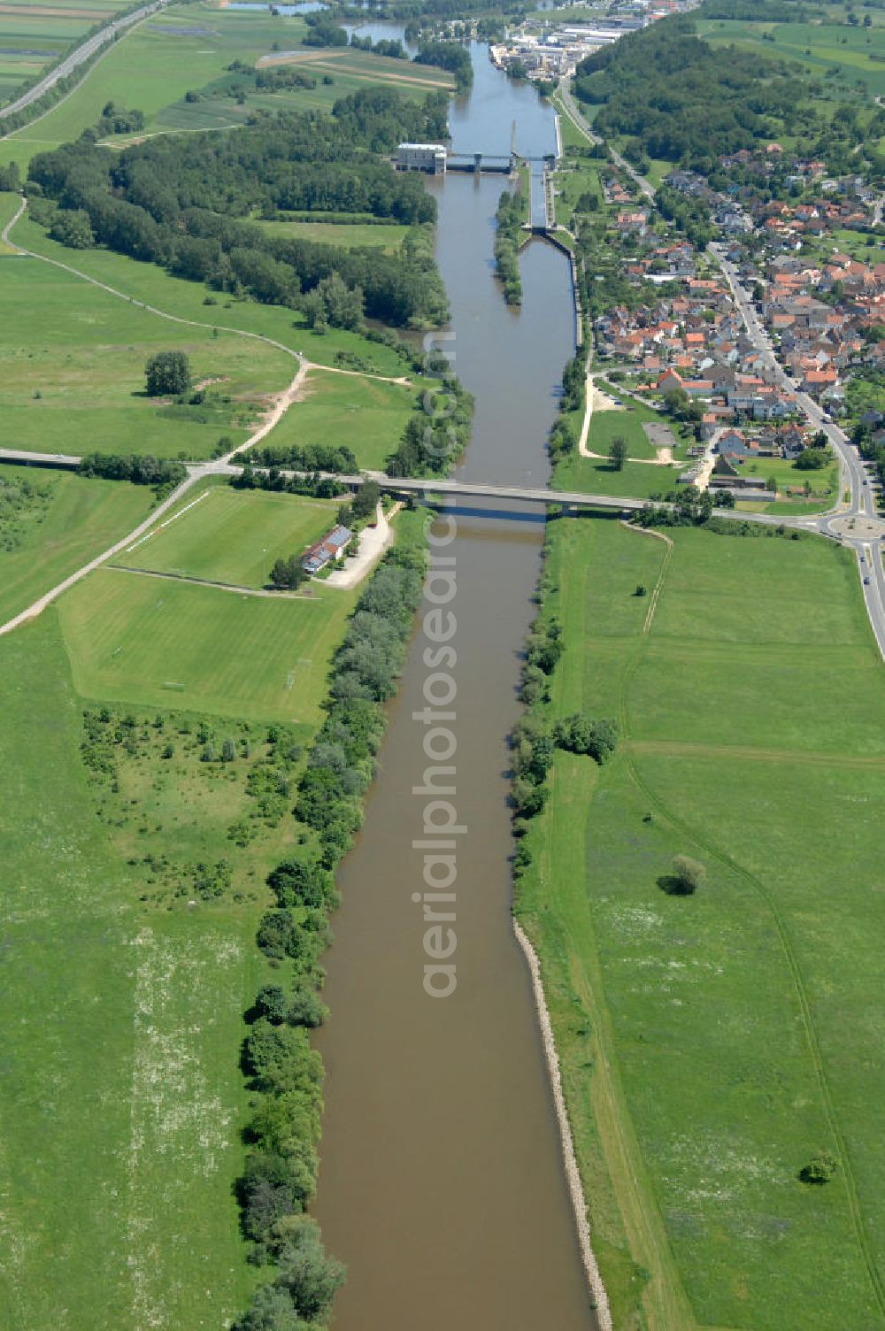 Aerial image Trunstadt - Main-Flussverlauf bei Trunstadt Richtung Osten.