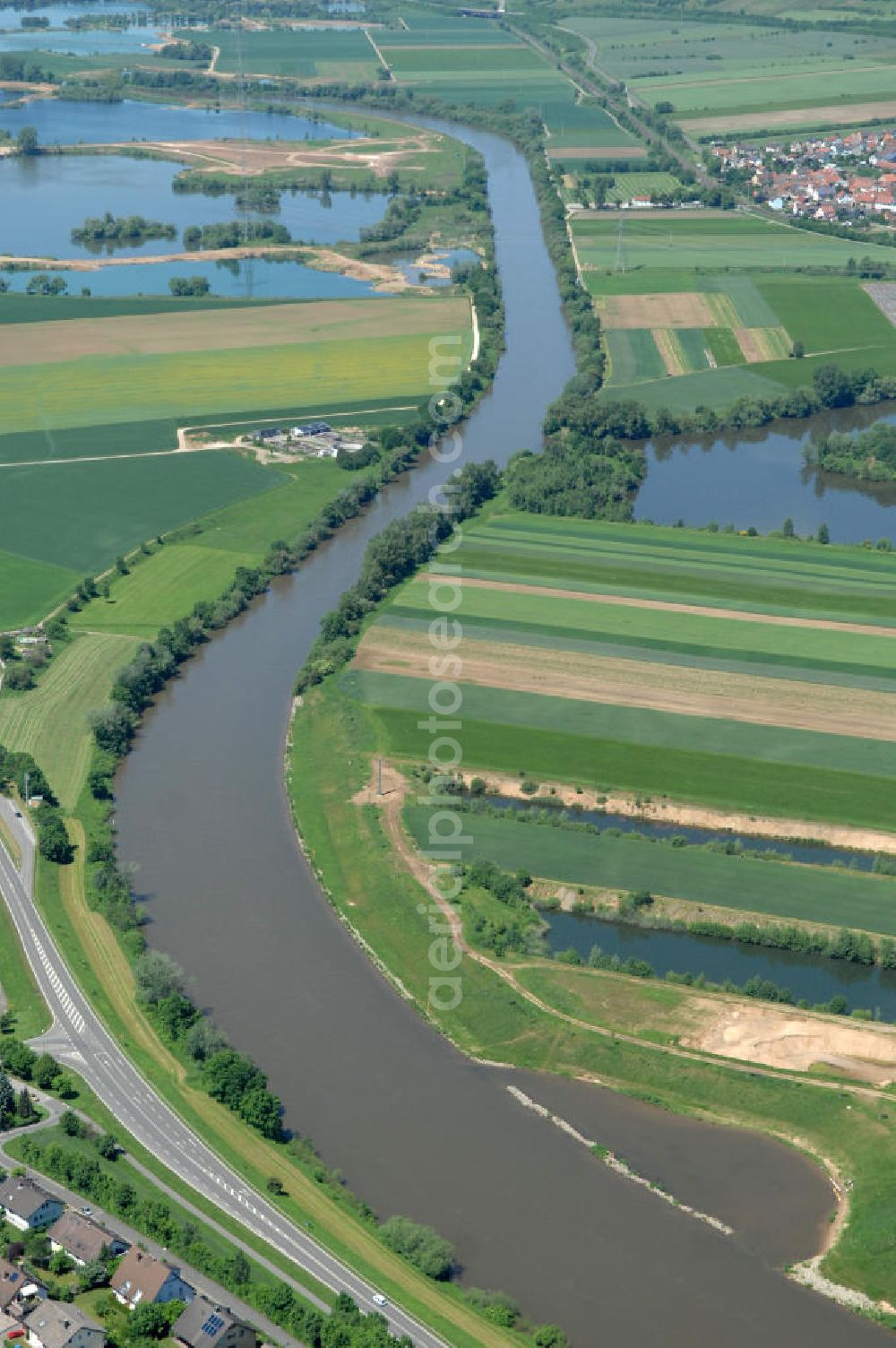 Trunstadt from the bird's eye view: Main-Flussverlauf bei Trunstadt Richtung Nordwesten.