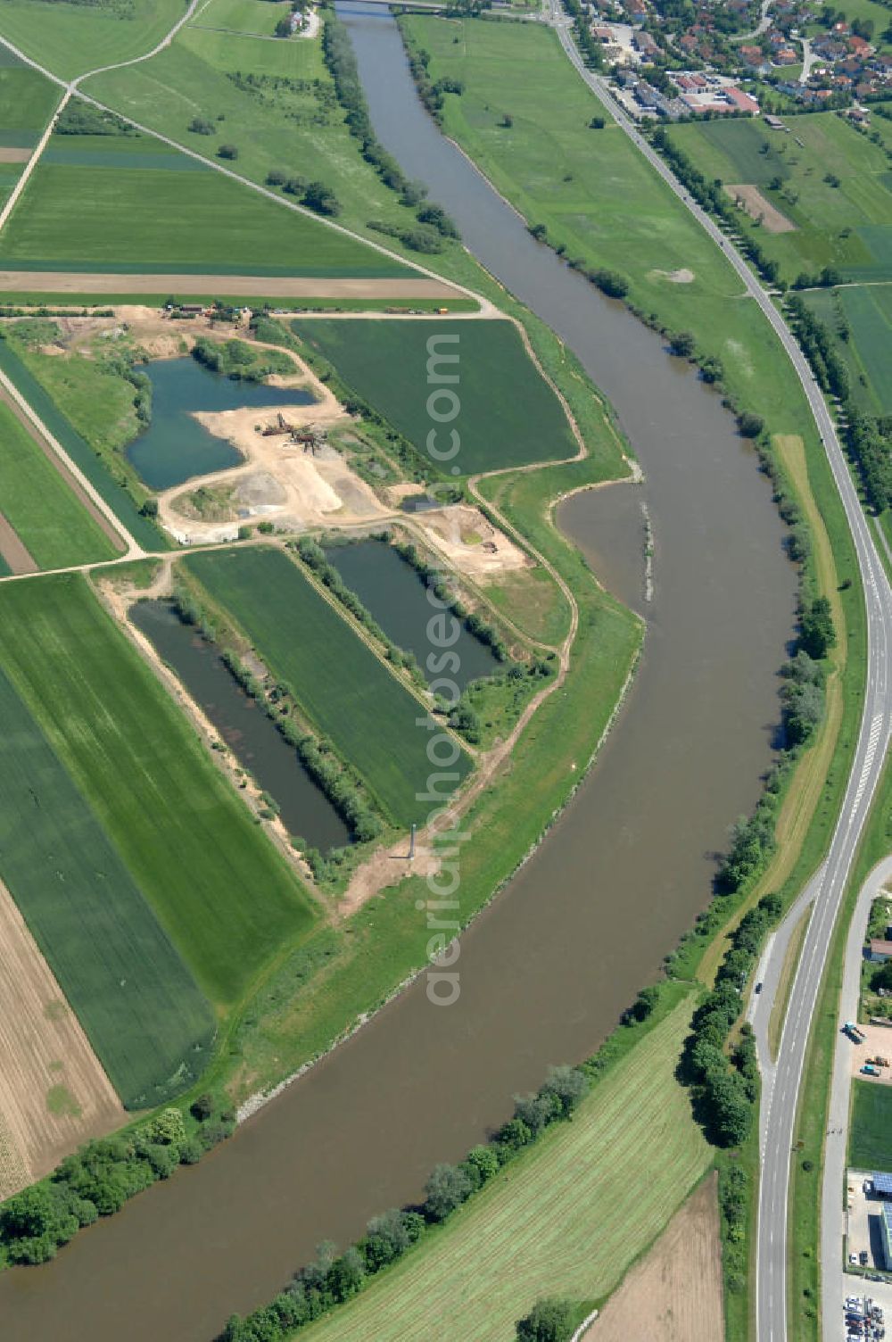 Trunstadt from the bird's eye view: Main-Flussverlauf bei Trunstadt Richtung Osten.