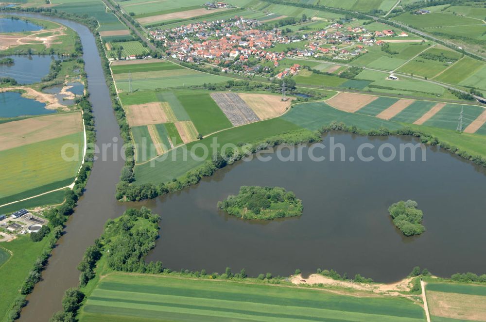 Trunstadt from the bird's eye view: Main-Flussverlauf bei Trunstadt Richtung Nordwesten.