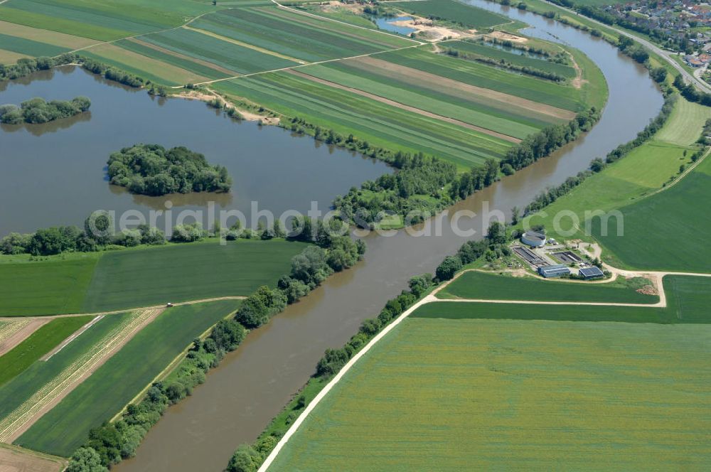 Trunstadt from the bird's eye view: Main-Flussverlauf bei Trunstadt Richtung Osten.