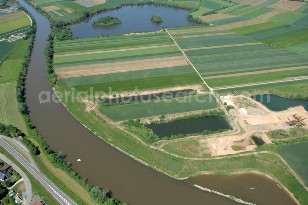 Trunstadt from the bird's eye view: Main-Flussverlauf bei Trunstadt Richtung Nordwesten.