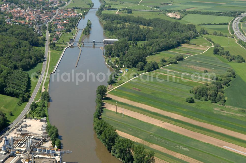 Viereth from the bird's eye view: Main-Flussverlauf mit Altarm an der Staustufe Schleuse und Wehr Viereth.