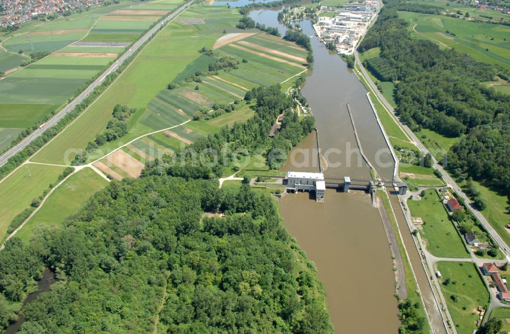 Viereth from the bird's eye view: Main-Flussverlauf mit Altarm an der Staustufe Schleuse und Wehr Viereth.