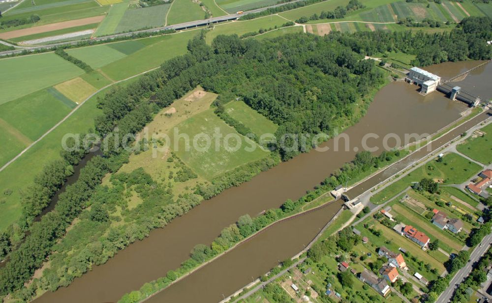 Viereth from the bird's eye view: Main-Flussverlauf mit Altarm an der Staustufe Schleuse und Wehr Viereth.